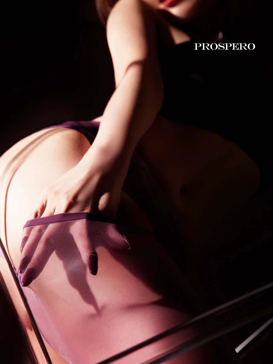 Minimalist integrated pantyhose